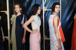 Elle Magazine &Quot;Six Ways To Thicken And Lengthen Your Hair&Quot; Article Quotes Dr Bauman Six Ways To Thicken And Lengthen Your Hair Elle Magazine Article By Katherine Kluznik Rentmeester - Hairstyles, Cuts, &Amp; Color - October 2014 - Quotes Dr Bauman - Photo: Courtesy Of Vionnet